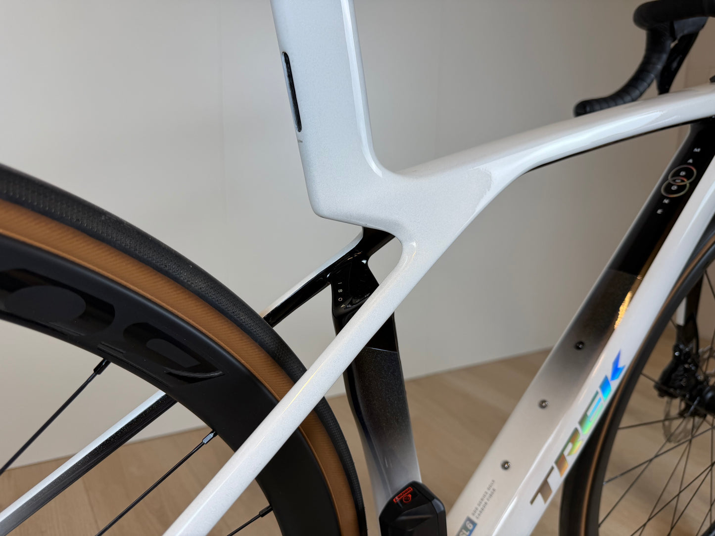 Zwart Trek Madone SL 6 Gen 8 racefiets met aerodynamisch frame en dunne banden, geschikt voor snelle ritten.