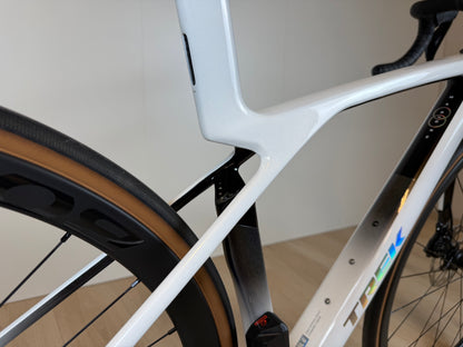Zwart Trek Madone SL 6 Gen 8 racefiets met aerodynamisch frame en dunne banden, geschikt voor snelle ritten.