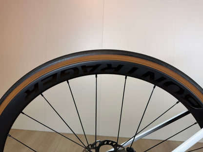 Racefiets Trek Madone SL 6 Gen 8 met aerodynamisch frame en dunne banden, geschikt voor snelle ritten en wielrennen.