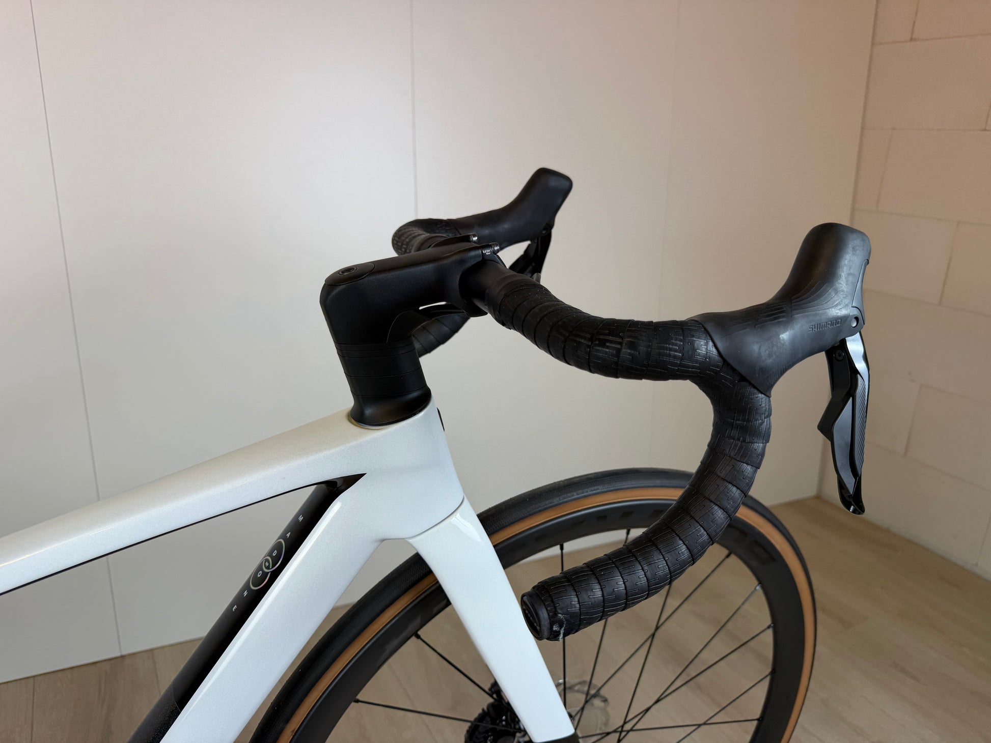 Fietsfoto van een Trek Madone SL 6 Gen 8 racefiets met aerodynamisch frame en geavanceerde wielset, zichtbaar in een lichte omgeving.