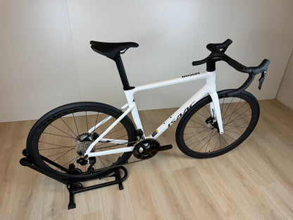 Racefiets Isaac Boson Mineral White 2026 M van Vélo Studio, close-up van het witte frame en fietsonderdelen