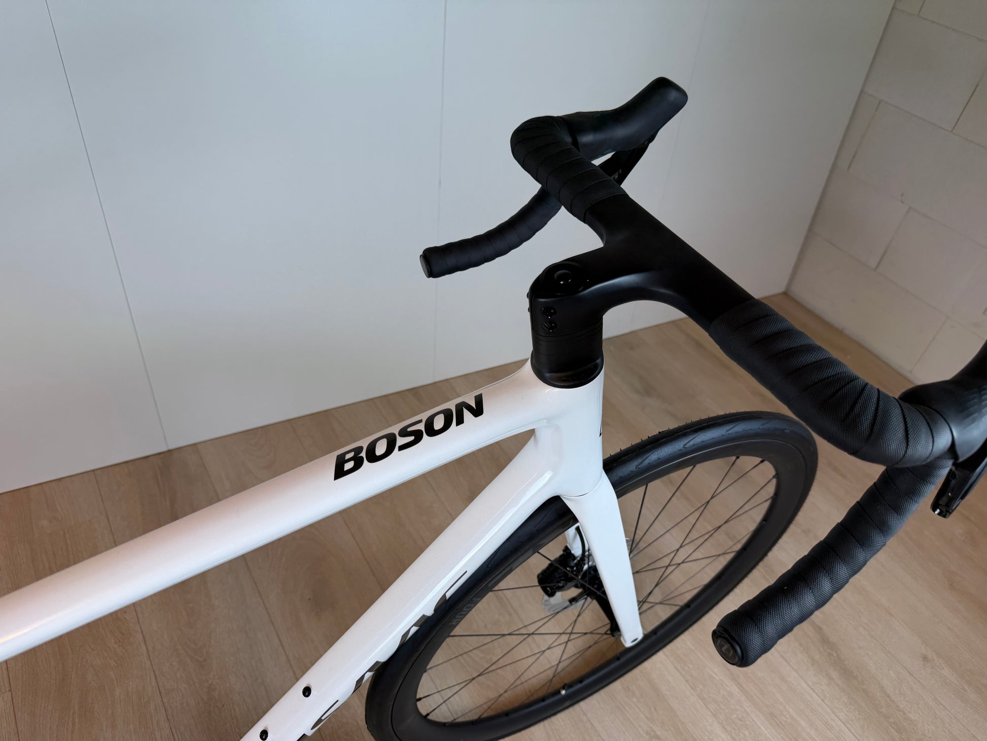 Witte Isaac Boson Mineral 2026 M racefiets van Vélo Studio met aerodynamisch frame en sportief ontwerp.