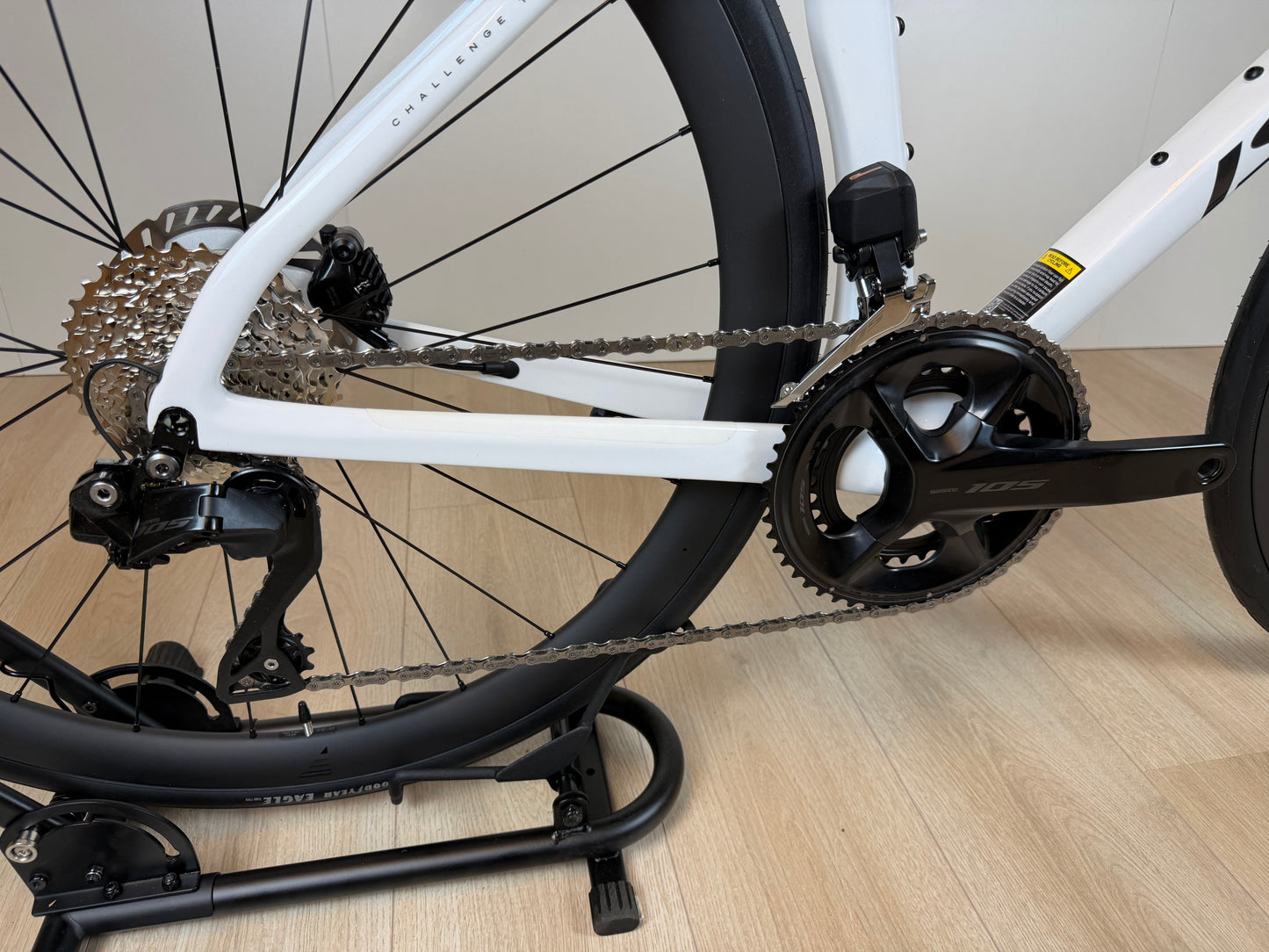 Wit racefiets Isaac Boson Mineral White 2026 M van Vélo Studio, frame en onderdelen zichtbaar op de afbeelding.