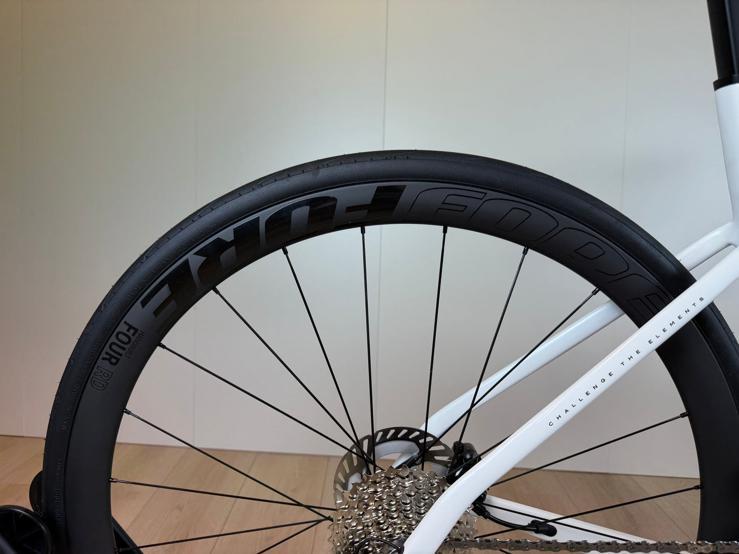Witte Isaac Boson Mineral 2026 M racefiets van Vélo Studio met aerodynamisch frame en sportieve uitstraling.