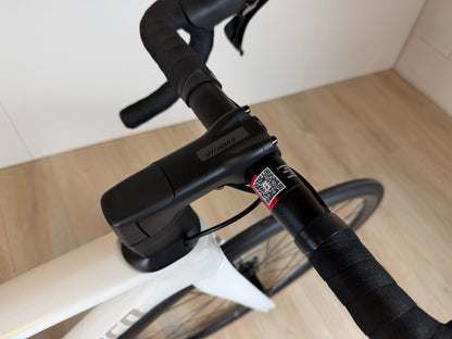 Vélo Studio Specialized Tarmac SL7 Sport racefiets met aerodynamisch frame en geavanceerde wielset, klaar voor snelle ritten.