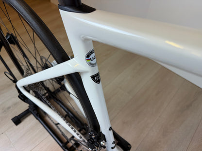 Racefiets Specialized Tarmac SL7 Sport met aerodynamisch frame en lichte carbon wielen, zichtbaar in een sportieve setting.