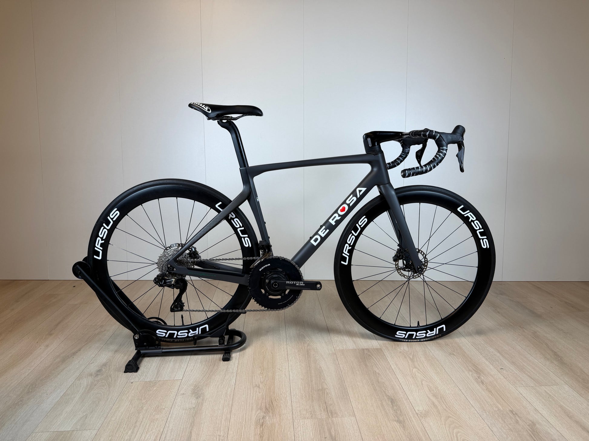 De Rosa Settanta 70 racefiets in rood en zwart, frame en wielset zichtbaar, klaar voor gebruik op de weg.