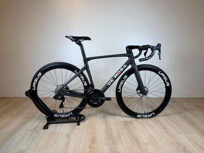 De Rosa Settanta 70 racefiets in rood en zwart, frame en wielset zichtbaar, klaar voor gebruik op de weg.