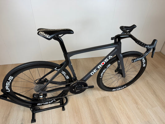 De Rosa Settanta 70 racefiets van Vélo Studio met zilveren frame en zwart-zilveren stuur, klaar voor gebruik.