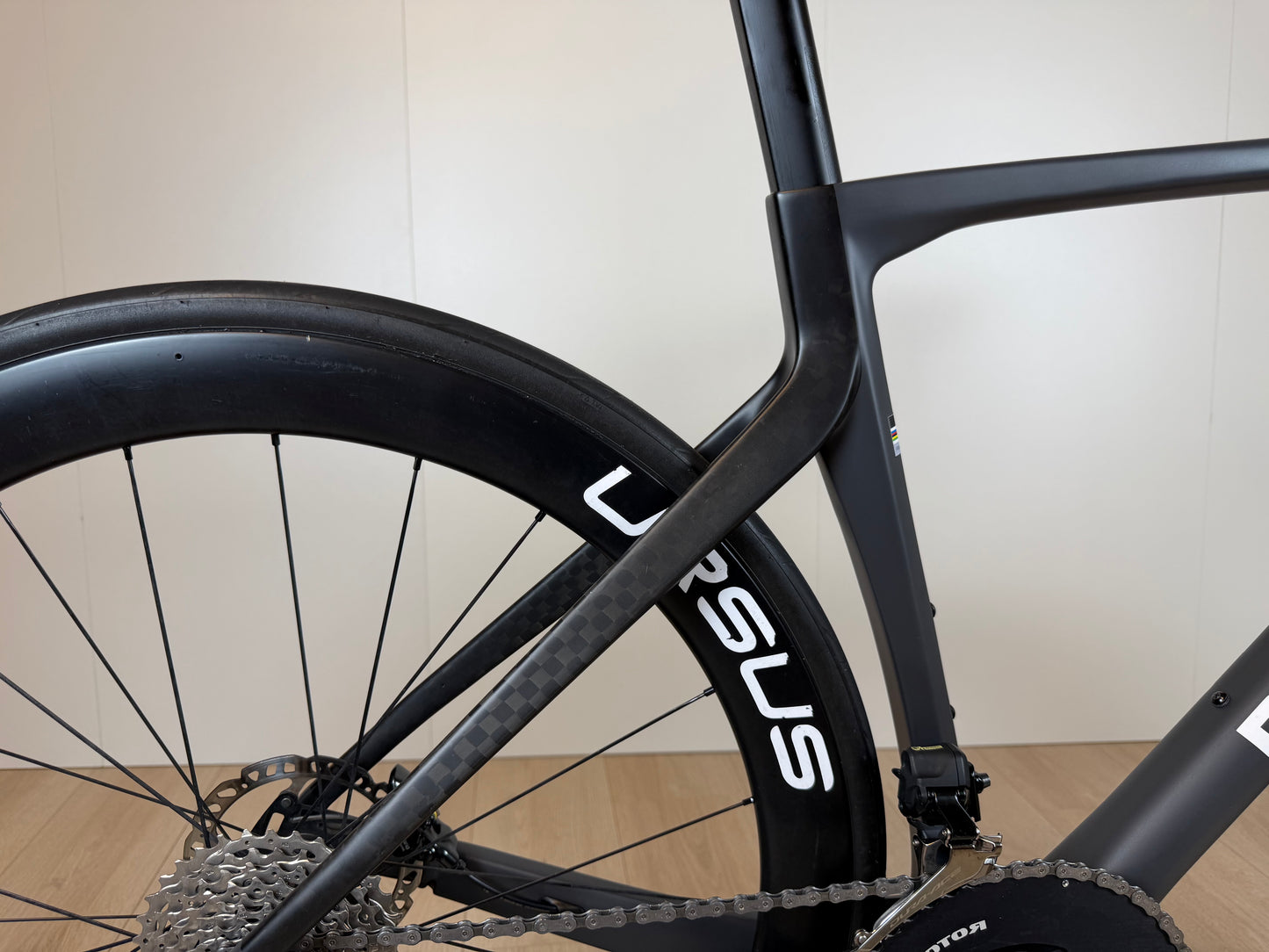 De Rosa Settanta 70 racefiets met zwarte frame en oranje accenten, liggende achtervork en racegerichte ontwerp, door Vélo Studio.