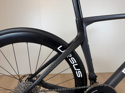 De Rosa Settanta 70 racefiets met zwarte frame en oranje accenten, liggende achtervork en racegerichte ontwerp, door Vélo Studio.
