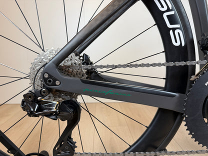 De Rosa Settanta 70 racefiets van Vélo Studio, close-up van het frame en wiel, in een heldere, sportieve setting