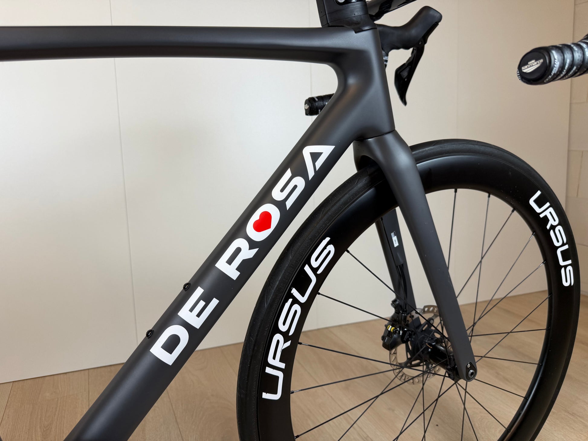 De Rosa Settanta 70 racefiets met carbon frame en racebanden, geplaatst op een witte achtergrond.