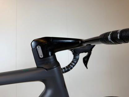 De Rosa Settanta 70 racefiets van Vélo Studio, close-up van het frame en wiel, zwart met rode accenten, klaar voor gebruik