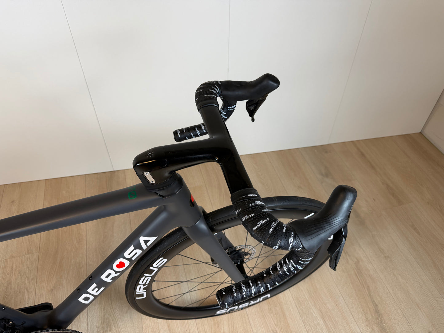 Zwart De Rosa Settanta 70 stadsfiets met comfortabele zitpositie en elegante frame, gelegen op een straat.