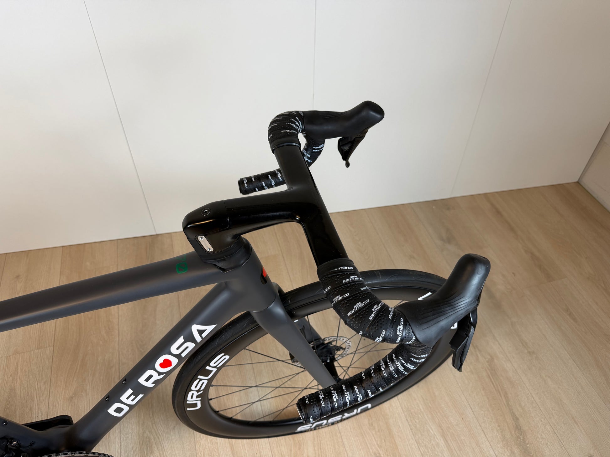 Zwart De Rosa Settanta 70 stadsfiets met comfortabele zitpositie en elegante frame, gelegen op een straat.