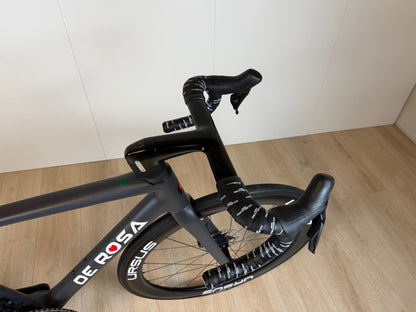Zwart De Rosa Settanta 70 stadsfiets met comfortabele zitpositie en elegante frame, gelegen op een straat.