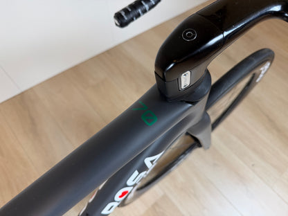 De Rosa Settanta 70 racefiets met lichtgewicht frame en aerodynamisch ontwerp, foto van vooraanzicht.