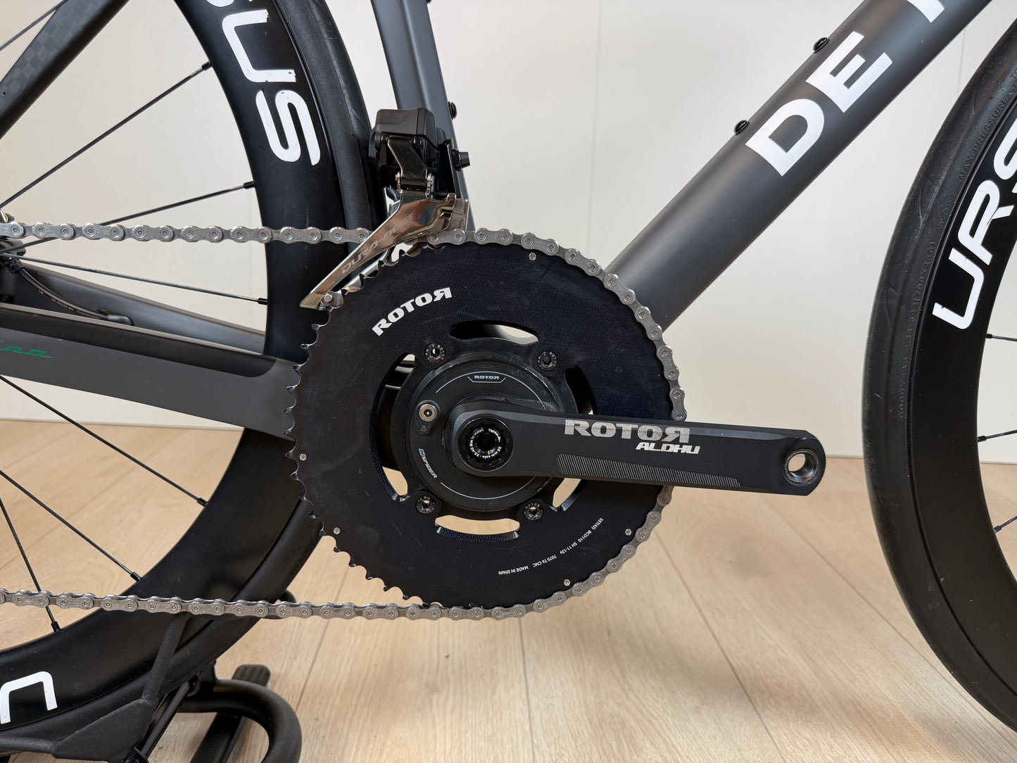 De Rosa Settanta 70 racefiets met blauwe frame en zwarte onderdelen, afgebeeld in een lichte omgeving