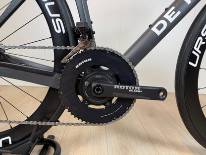 De Rosa Settanta 70 racefiets met blauwe frame en zwarte onderdelen, afgebeeld in een lichte omgeving