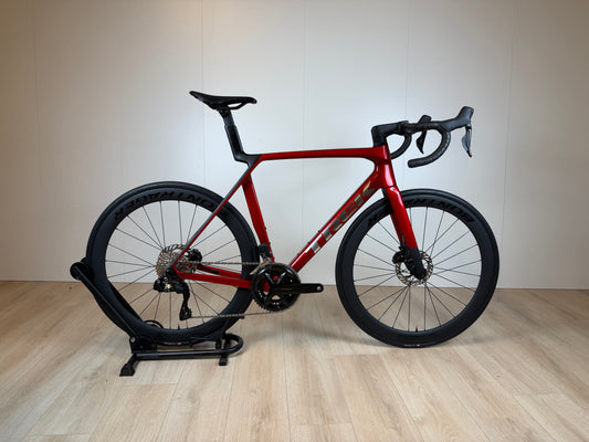 Racefiets Trek Madone SL 6 Gen 8 2026 met aerodynamisch frame en carbon wielen, gefotografeerd door Velostudio.