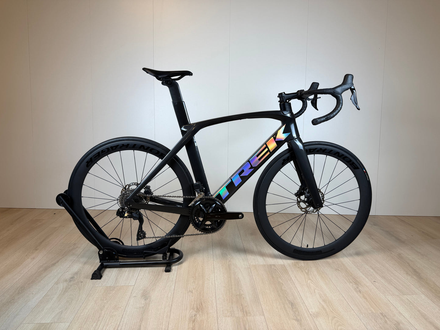Lichte Trek Madone SL 6 racefiets met aerodynamic frame en geavanceerde onderdelen, gefotografeerd van voren.