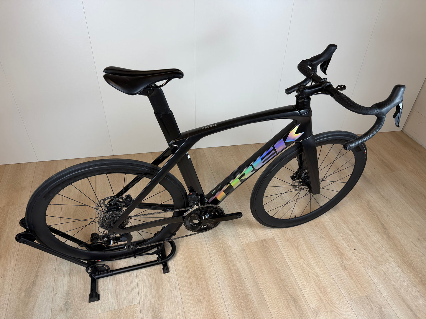 Zwart Trek Madone SL 6 racefiets met aerodynamisch frame en geavanceerde onderdelen, foto van vooraanzicht.