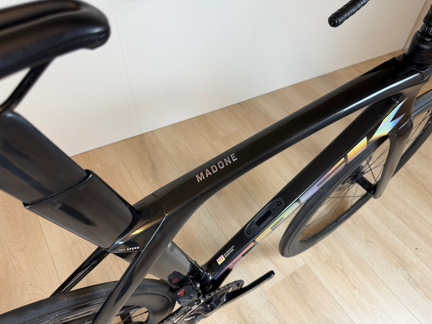 Racefiets Trek Madone SL 6 van Velostudio met aerodynamisch frame en lichte carbon wielen, klaar voor snelle ritten.