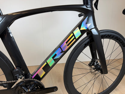 Zwart Trek Madone SL 6 racefiets met aerodynamisch frame enUltegra groepset, liggend op een witte achtergrond.