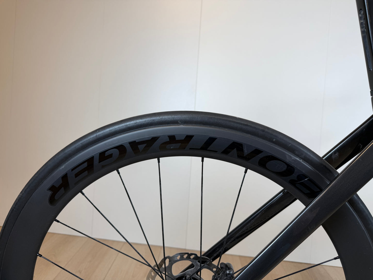 Fietsfoto van een Trek Madone SL 6 racefiets met lichtgewicht frame en aerodynamisch ontwerp, geplaatst op een weg.
