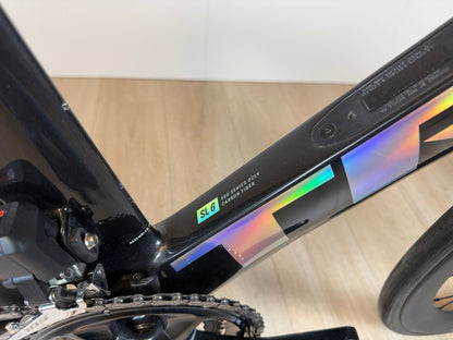 Zwart Trek Madone SL 6 racefiets met aerodynamisch frame en dunne banden, klaar voor snelle ritten.