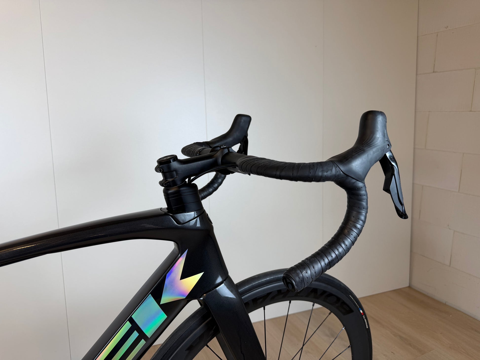 Zwart Trek Madone SL 6 racefiets met aerodynamisch frame en dunne banden, klaar voor snelheid en lange ritten.