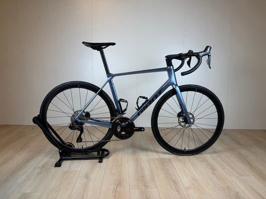 Giant TCR Advanced 0 racefiets met aerodynamisch frame en lichtgewicht carbon onderdelen, klaar voor snelle ritten.