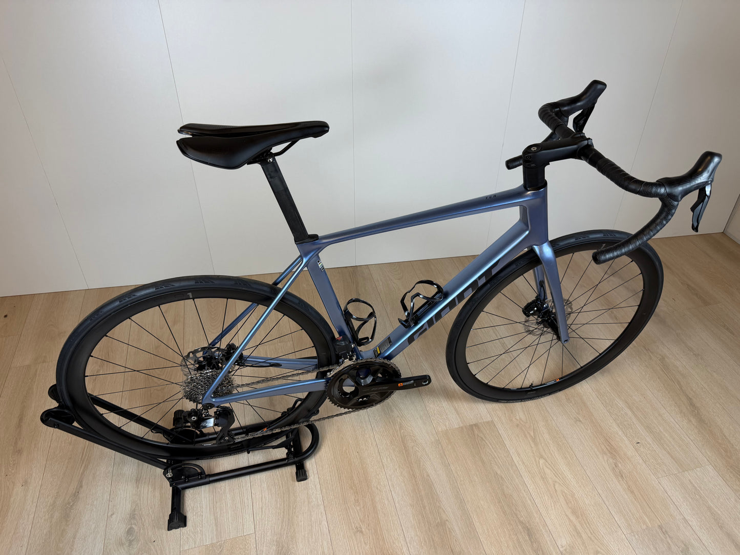 Giant TCR Advanced 0 racefiets met lichte carbon frame en aerodynamisch ontwerp, zichtbaar in de afbeelding.