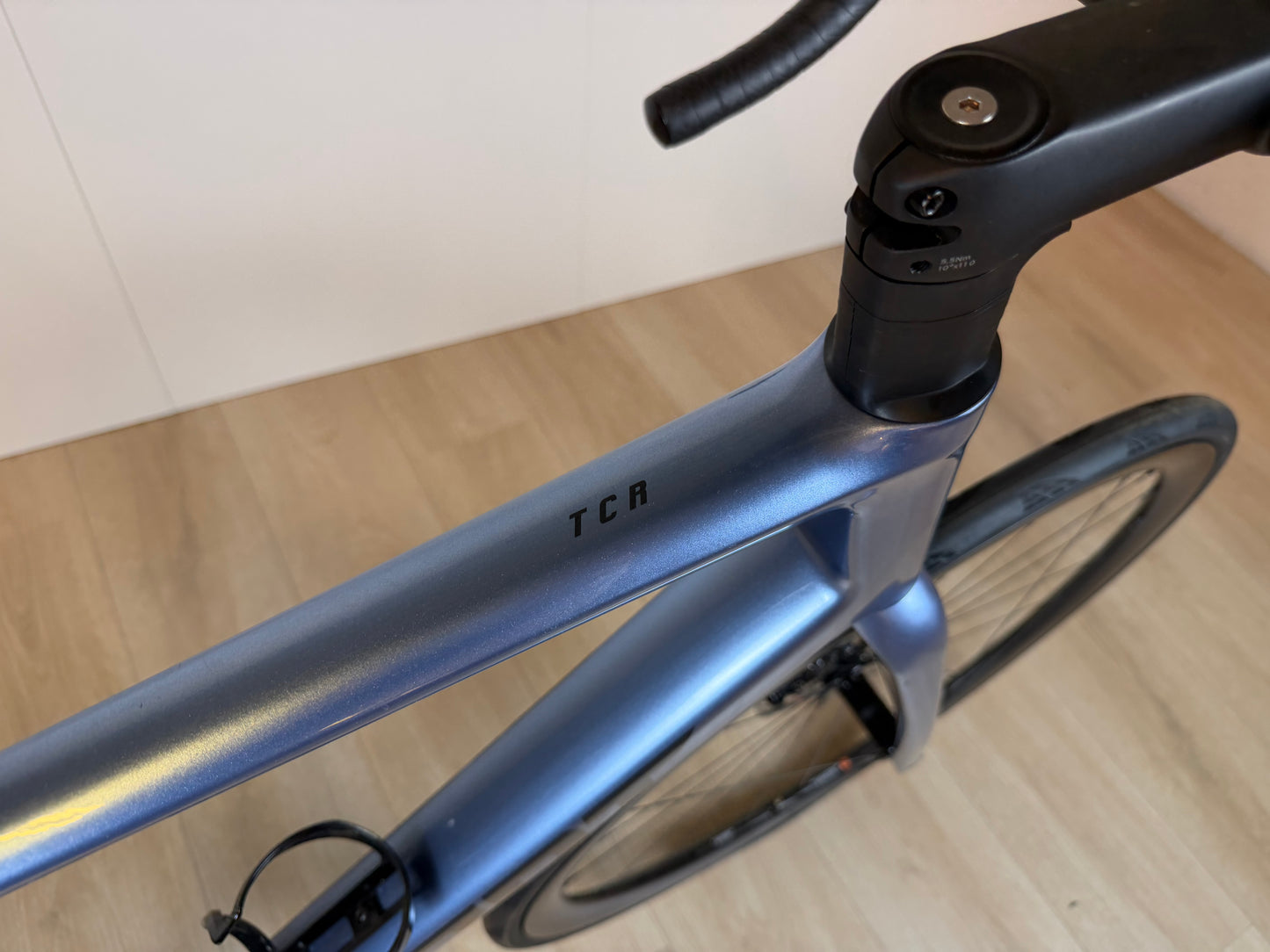 Giant TCR Advanced 0 racefiets met zwart frame en aerodynamische ontwerp, zichtbaar in afbeelding.