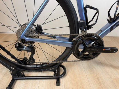 Giant TCR Advanced 0 racefiets met zwart frame, aerodynamisch ontwerp en geavanceerde wielsets, klaar voor competitie.
