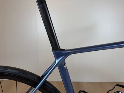 Zwart Giant TCR Advanced 0 racefiets met aerodynamisch frame en aerolenskelementen, liggend op een witte achtergrond.