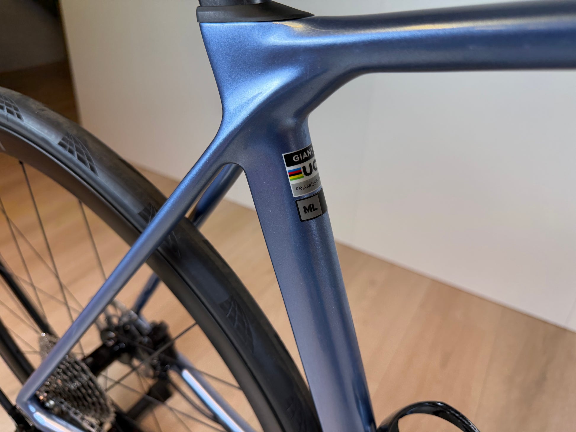 Giant TCR Advanced 0 racefiets met aerodynamisch frame en lichte carbon wielen, geschikt voor triatlon en wielrennen.