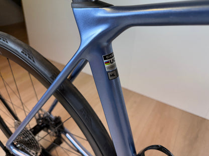 Giant TCR Advanced 0 racefiets met aerodynamisch frame en lichte carbon wielen, geschikt voor triatlon en wielrennen.