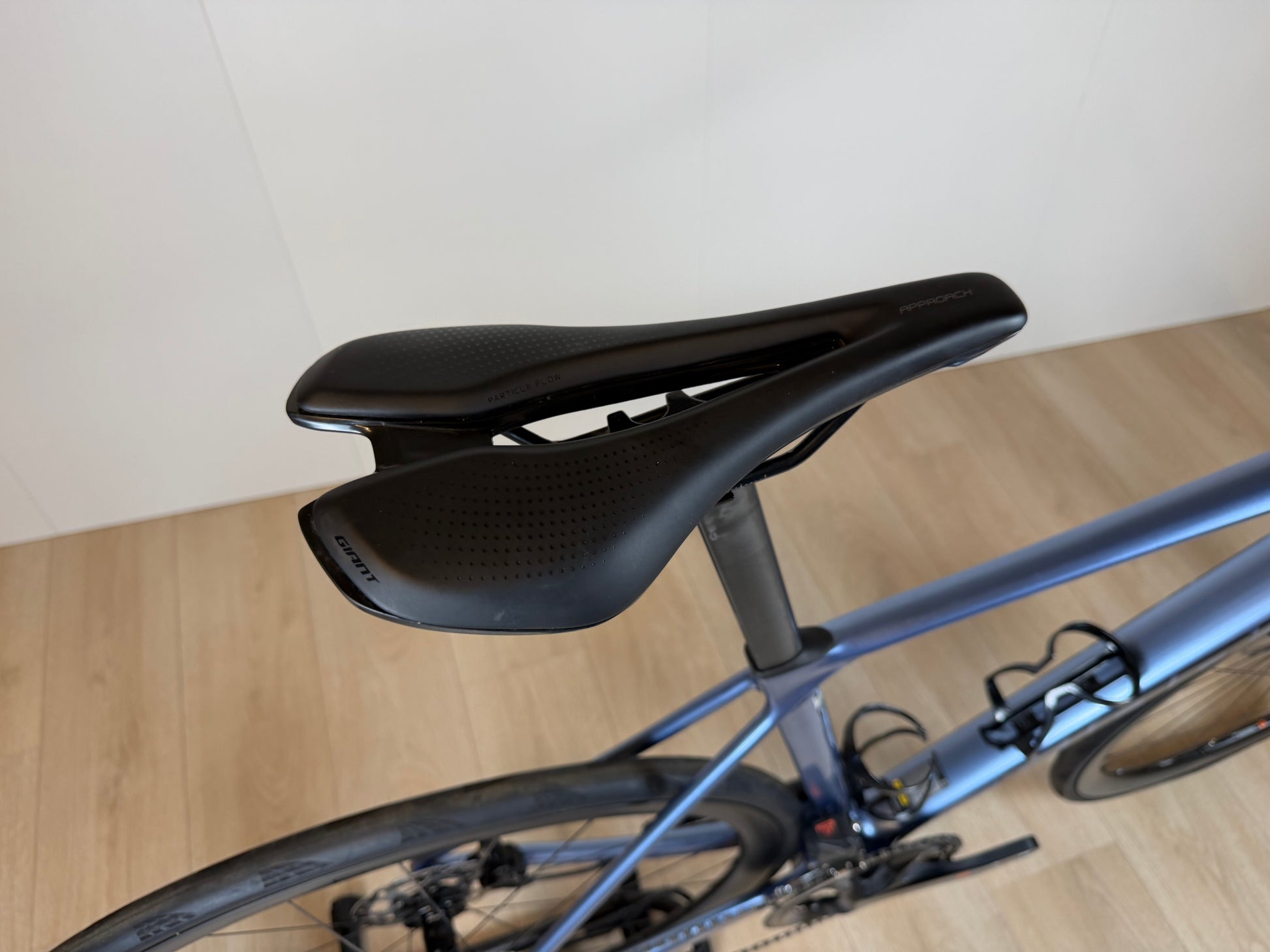 Giant TCR Advanced 0 racefiets met aerodynamisch frame en carbon wielsets, klaar voor competitief wielrennen.