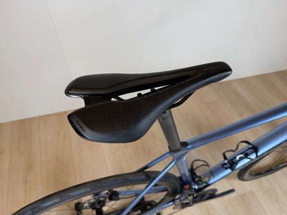 Giant TCR Advanced 0 racefiets met aerodynamisch frame en carbon wielsets, klaar voor competitief wielrennen.
