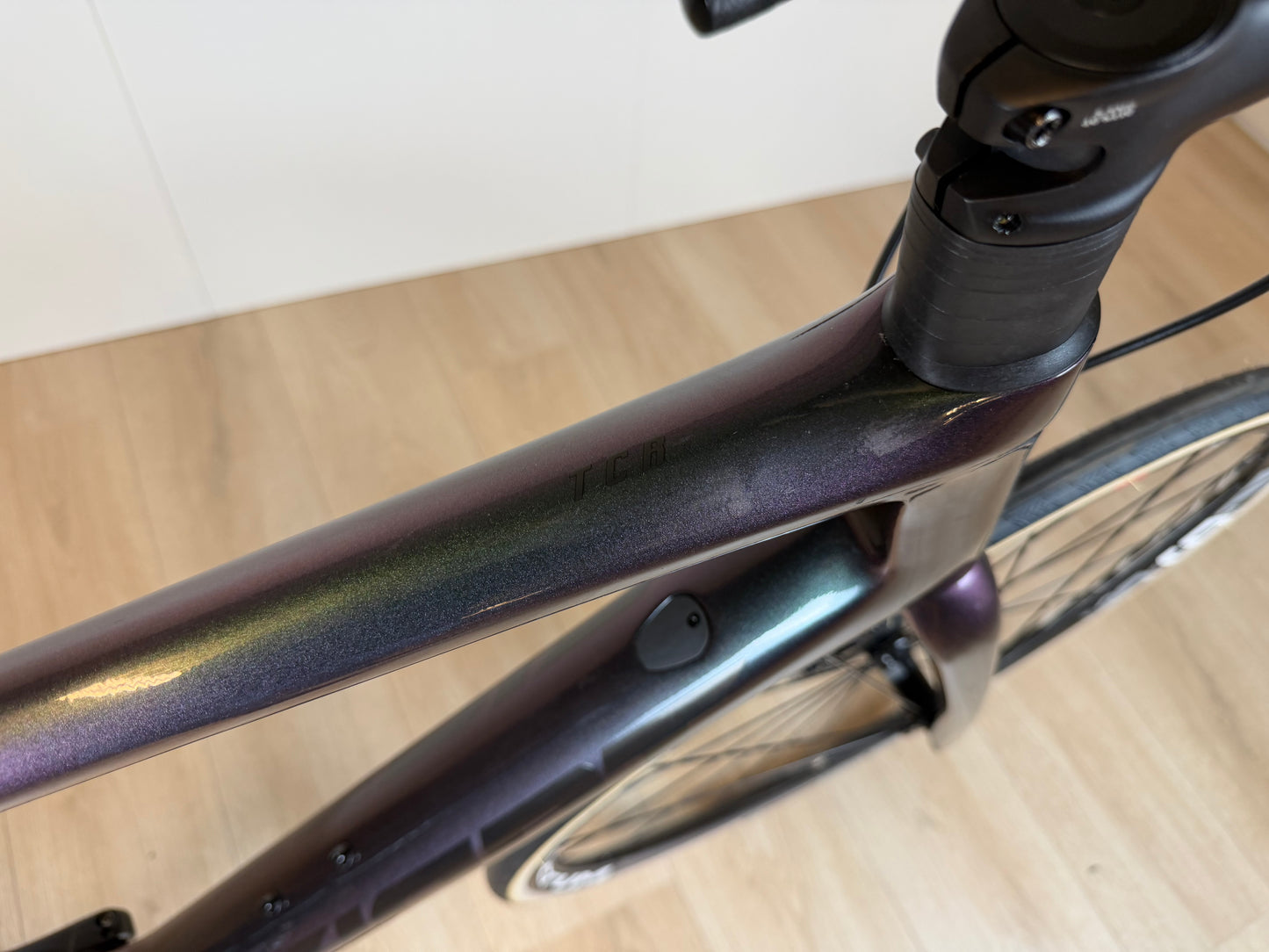 Zwart Giant TCR Pro racefiets met aerodynamisch frame en geavanceerde onderdelen, gelegen op een stille weg.