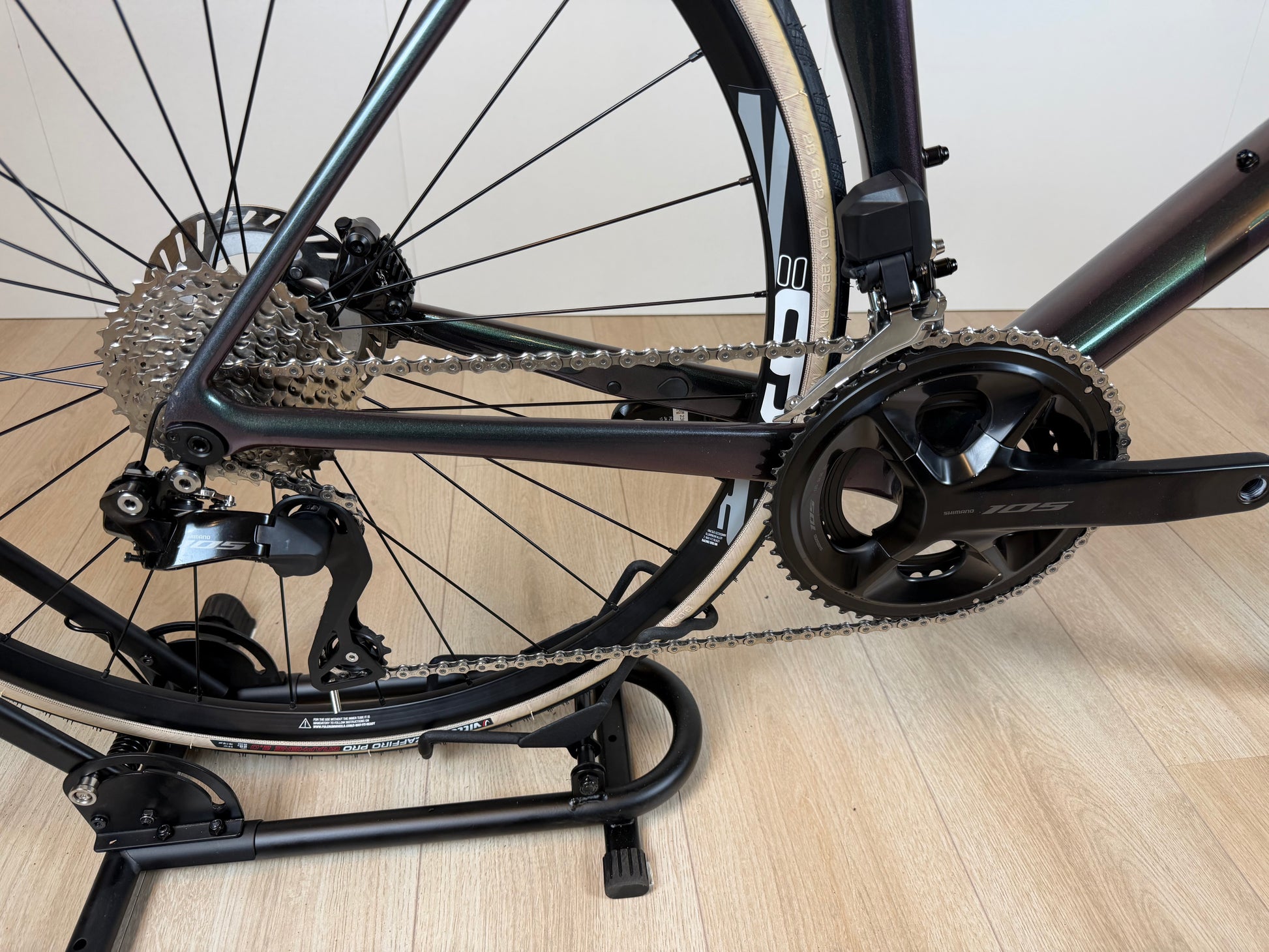 Zwart Giant TCR Pro racefiets met aerodynamisch frame en racewielen, gelegen op een fietsstandaard.