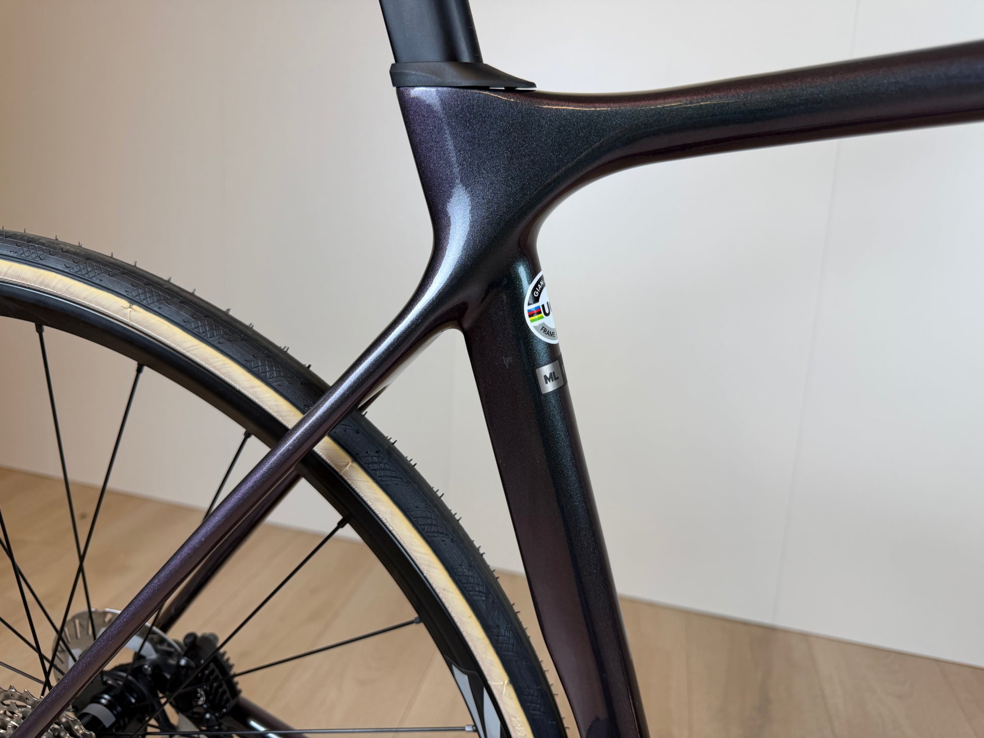 Giant TCR Pro racefiets van Vélo Studio, zwart met blauwe accenten, zichtbaar met aerodynamisch frame en geavanceerde shifters.