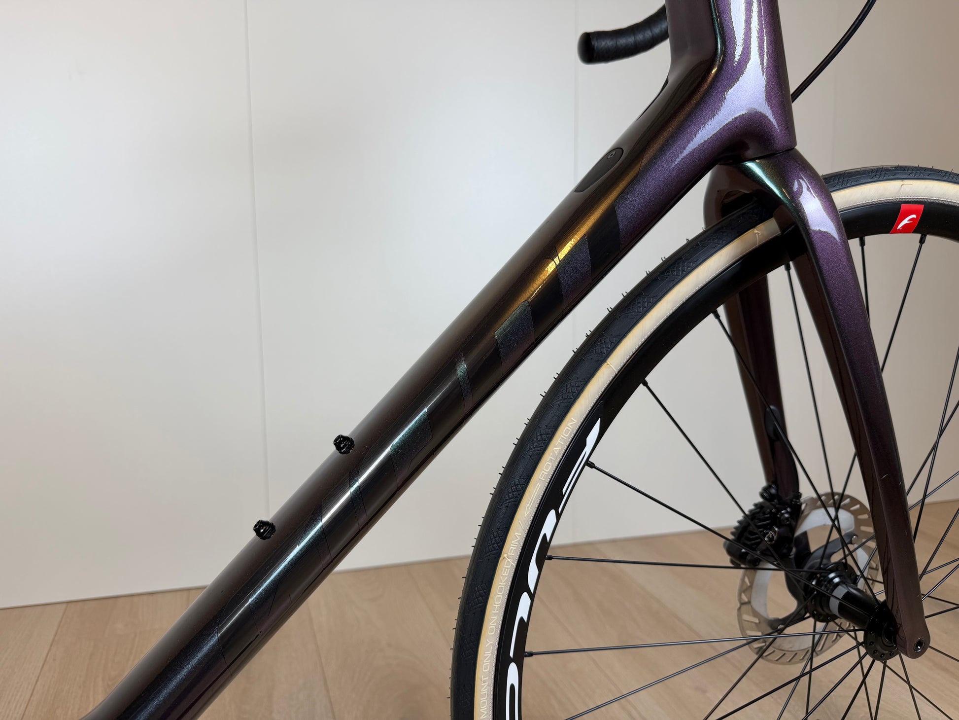 Giant TCR Pro racefiets van Vélo Studio met zwart frame en aerodynamisch design, klaar voor snelle ritten.