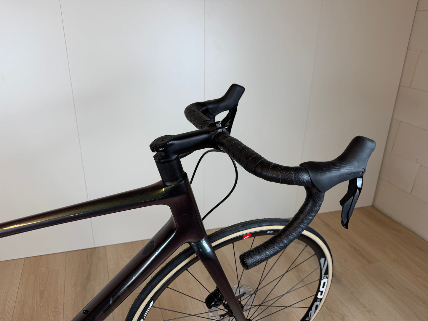Zwart Giant TCR Pro racefiets met aerodynamisch frame en dunne banden, gepositioneerd op een weg.