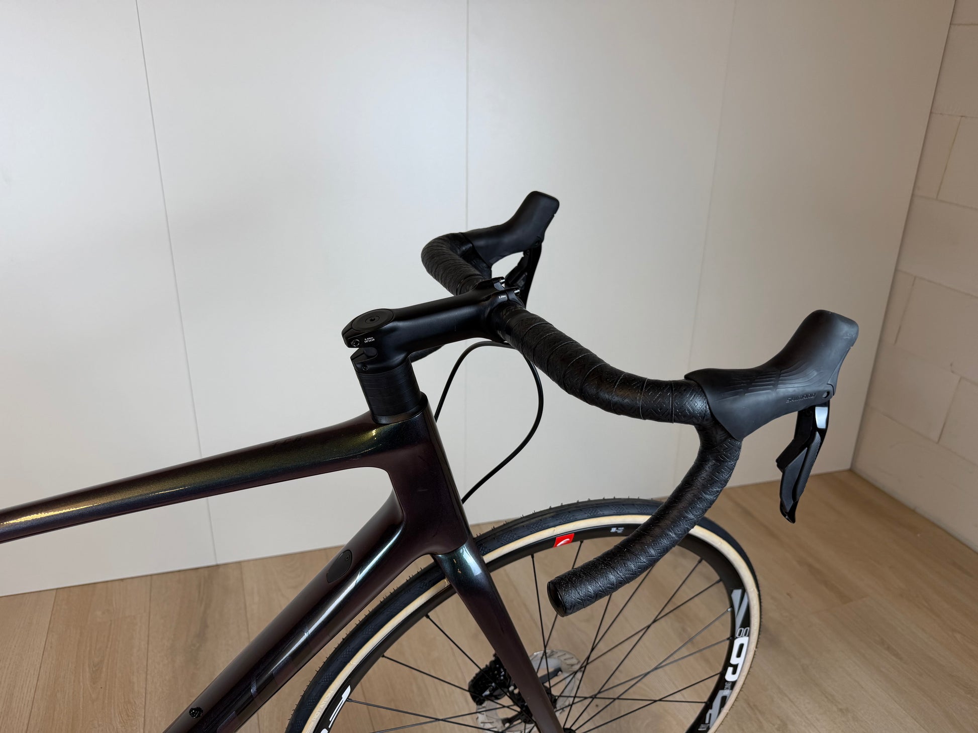 Zwart Giant TCR Pro racefiets met aerodynamisch frame en dunne banden, gepositioneerd op een weg.