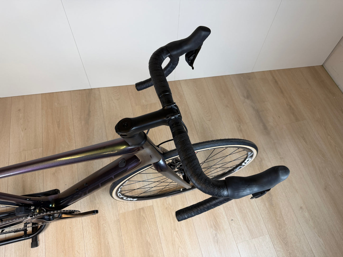 Giant TCR Pro racefiets van Vélo Studio met aerodynamisch frame en dunne banden, klaar voor snelheid op de weg.