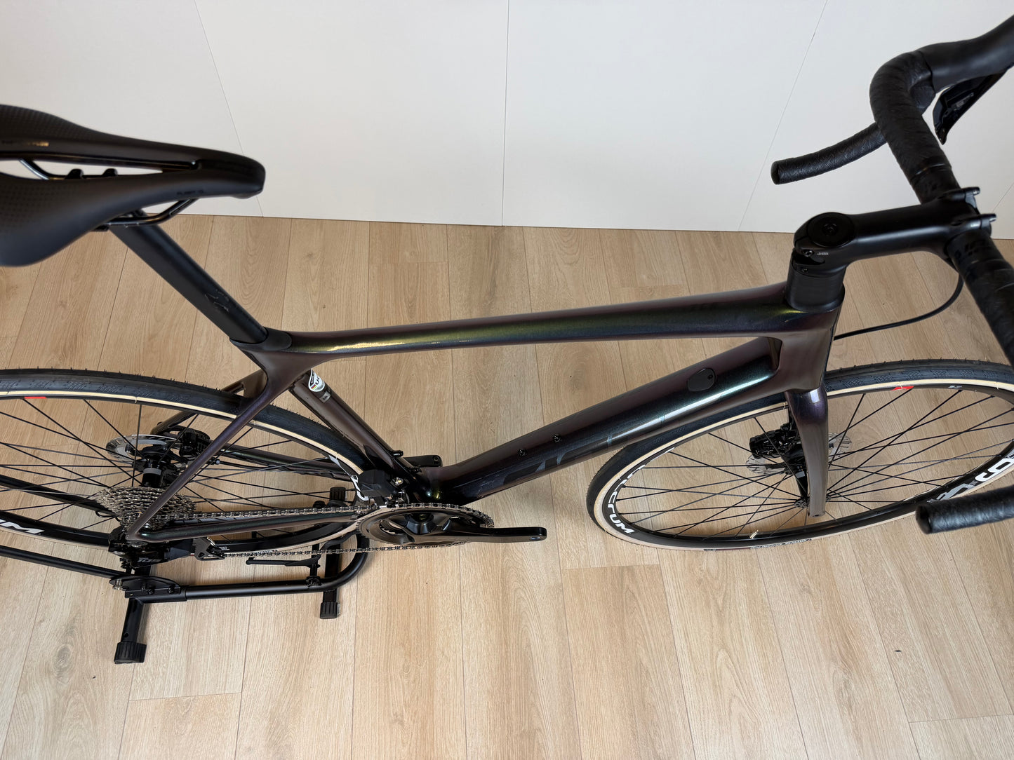 Giant TCR Pro racefiets met zwart frame en aerodynamische ontwerp, liggend op een witte achtergrond, klaar voor gebruik.