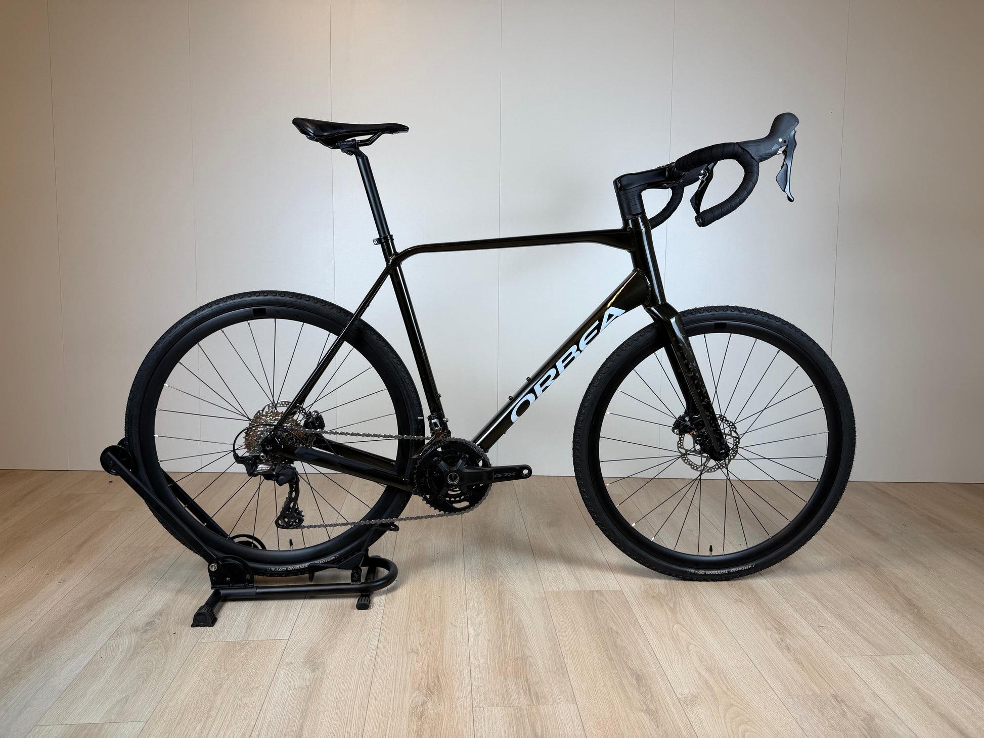 Orbea Terra H30 gravelbike met zwarte frame en dikke banden, klaar voor off-road avonturen.
